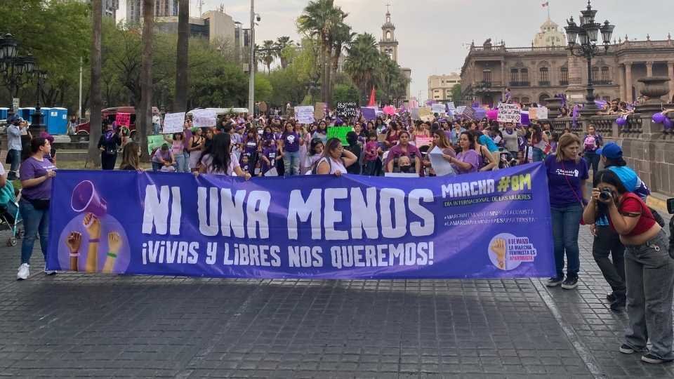 Mujeres marchan en Nuevo León durante la conmemoración del 8M
