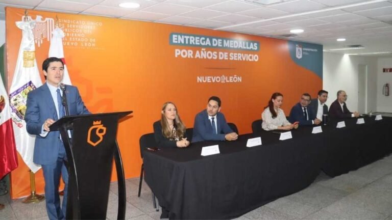 Entregan medallas a servidores públicos en Nuevo León