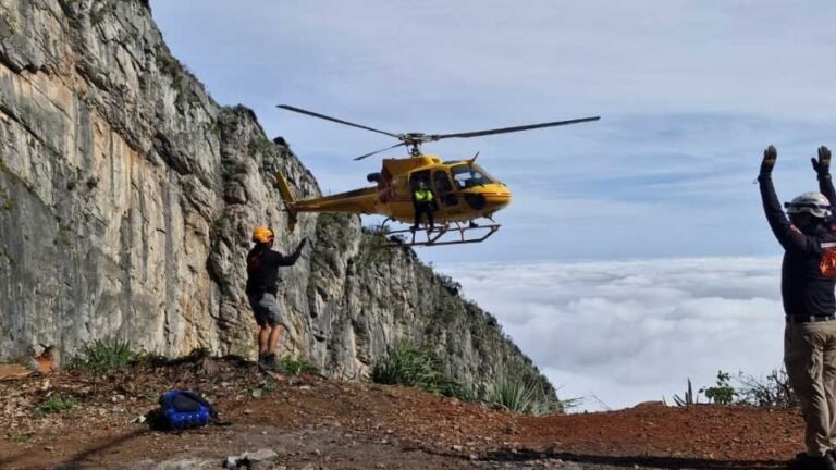 Rescatan a senderista lesionado en el Cerro de las Mitras