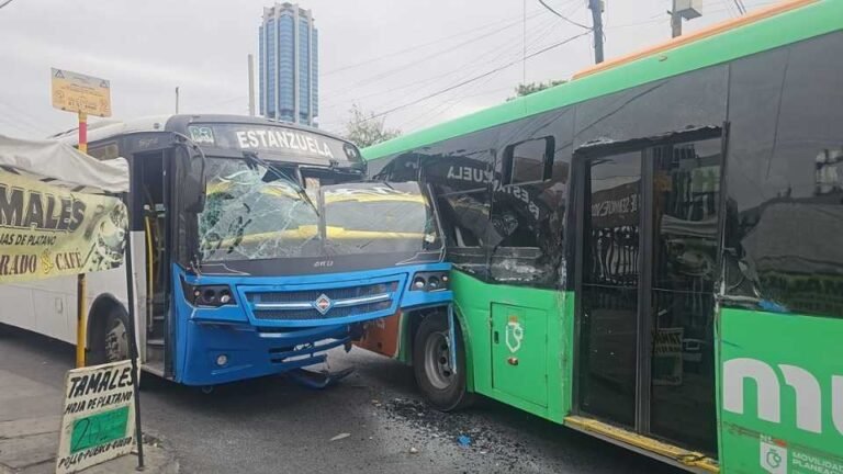 Choque entre dos camiones urbanos deja solo daños materiales en la colonia Independencia