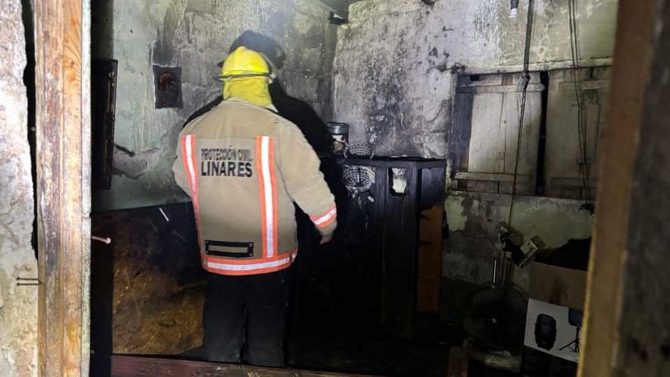 Protección Civil de Linares atiende incendio en vivienda de la colonia Benito Juárez