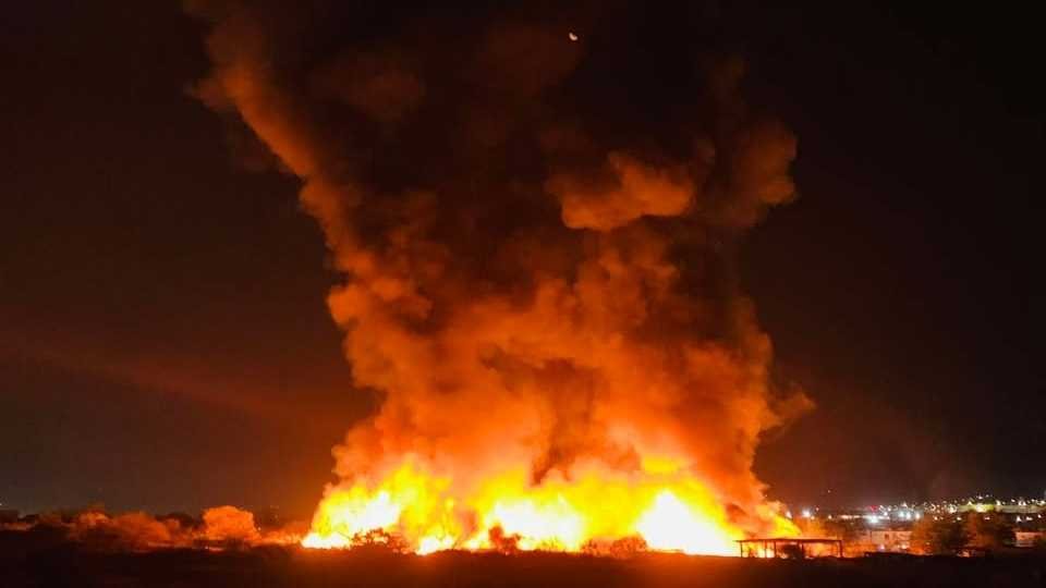 Incendio consume tarimas y seis vehículos en Santa Catarina