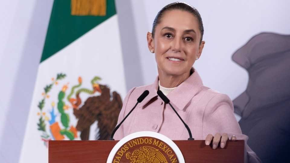 Sheinbaum impulsa becas universales para educación pública