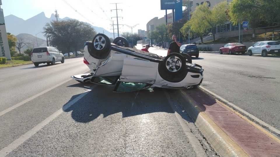 Auto vuelca tras choque múltiple en el sur de Monterrey