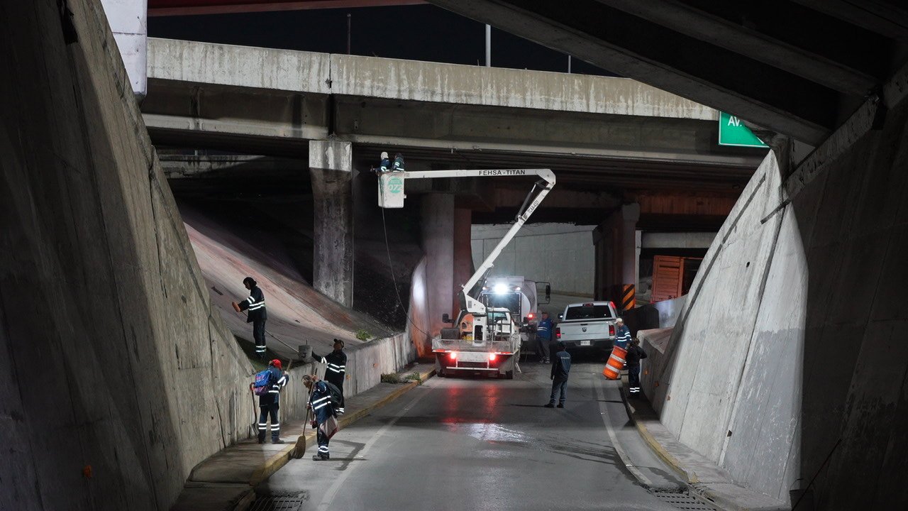 Dan mantenimiento nocturno a la avenida Gonzalitos