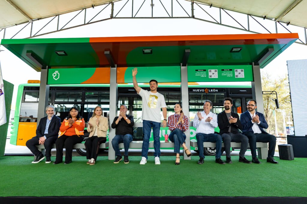 03 EN NL SE NOTA LO NUEVO, ENTREGA SAMUEL Y MARIANA PARABUSES Y NUEVAS UNIDADES