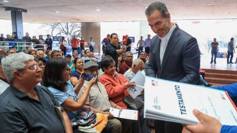 Adrián de la Garza entrega testamentos a ciudadanos