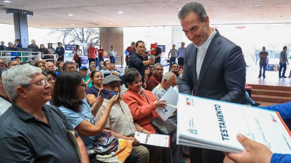Adrián de la Garza entrega testamentos a ciudadanos