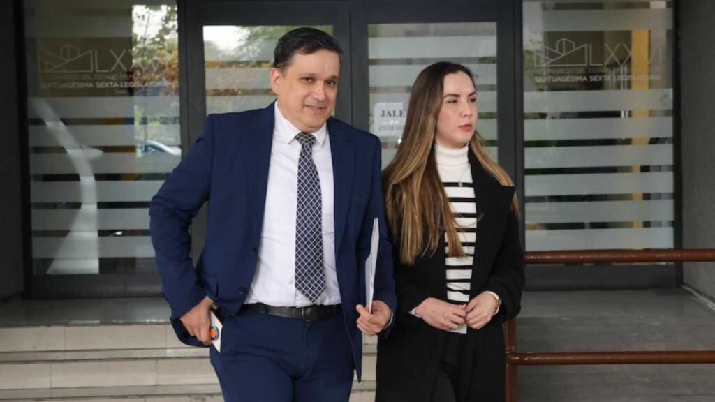 Acusan a funcionario de asumir dos cargos en el Estado