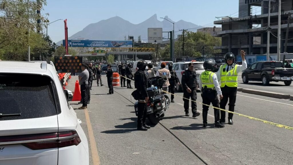 Se confrontan Fuerza Civil y Transito de Monterrrey por reapertura de carriles exprés de Morones Prieto