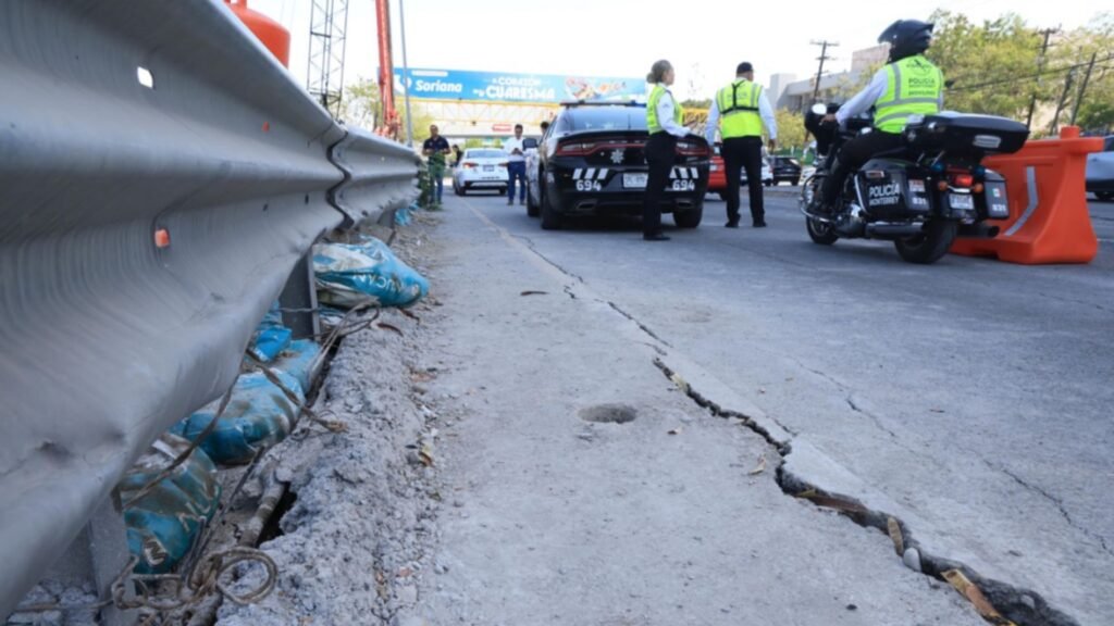 Monterrey mantiene cerrado carril exprés de Morones Prieto