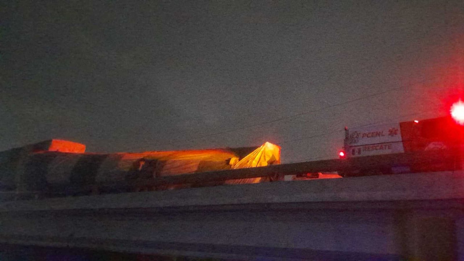 Tráiler volcado en Libramiento Noroeste Escobedo acero