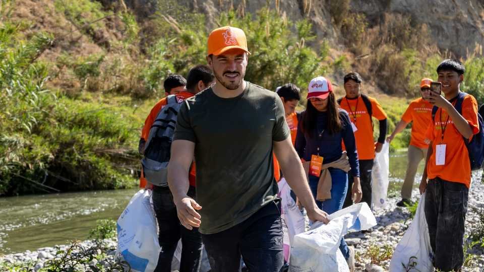 Samuel García advierte cárcel por tirar basura en el Río Santa Catarina