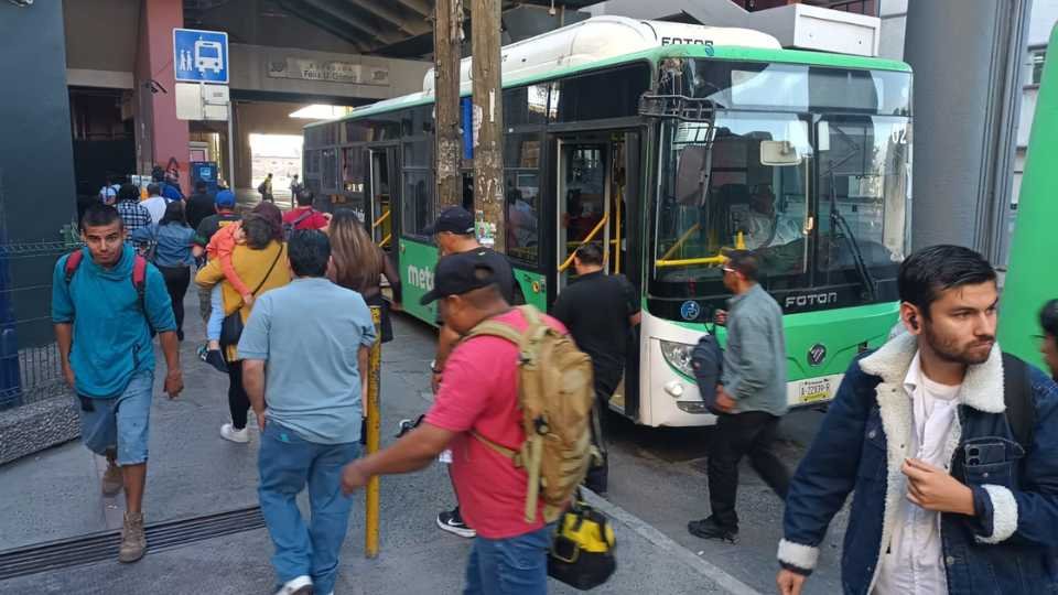 Usuarios del Metro enfrentan retrasos por cierre de estaciones en Línea 1