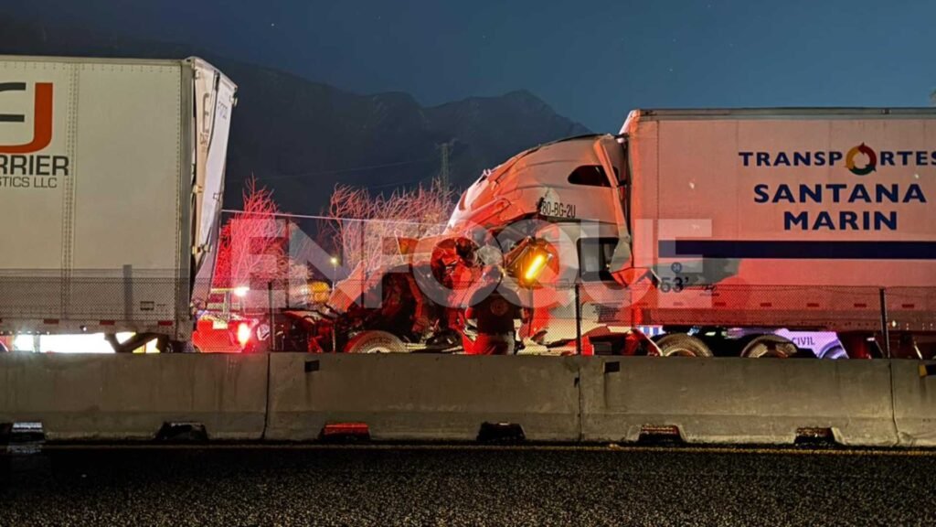 Choque de tráileres paraliza Libramiento a Saltillo en Santa Catarina