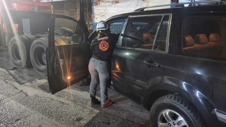 Muere hombre tras chocar contra grúa en Santa Catarina