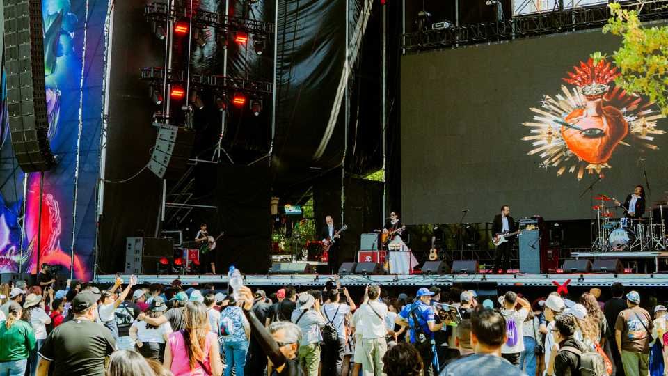 Arranca presentación de Gran Sur bajo intenso calor.