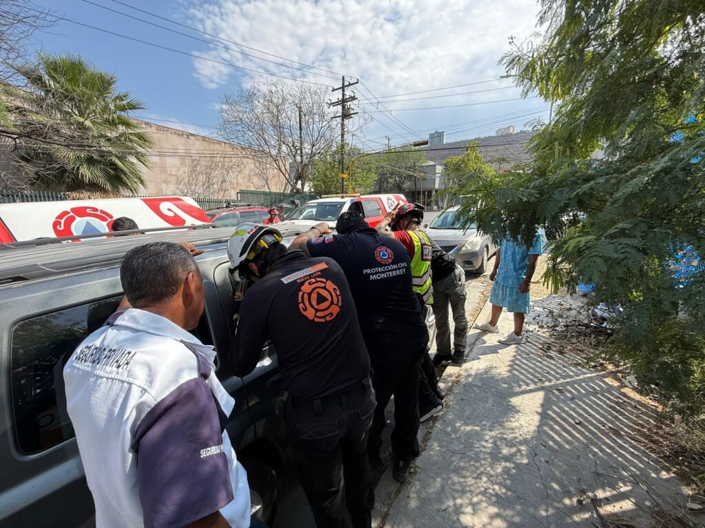 Protección Civil rescata bebé encerrado en camioneta en Monterrey