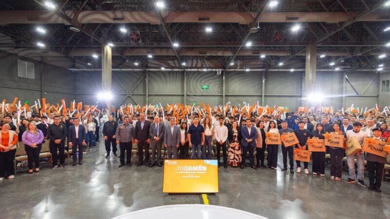 Entregan 2 mil laptops a estudiantes en Nuevo León