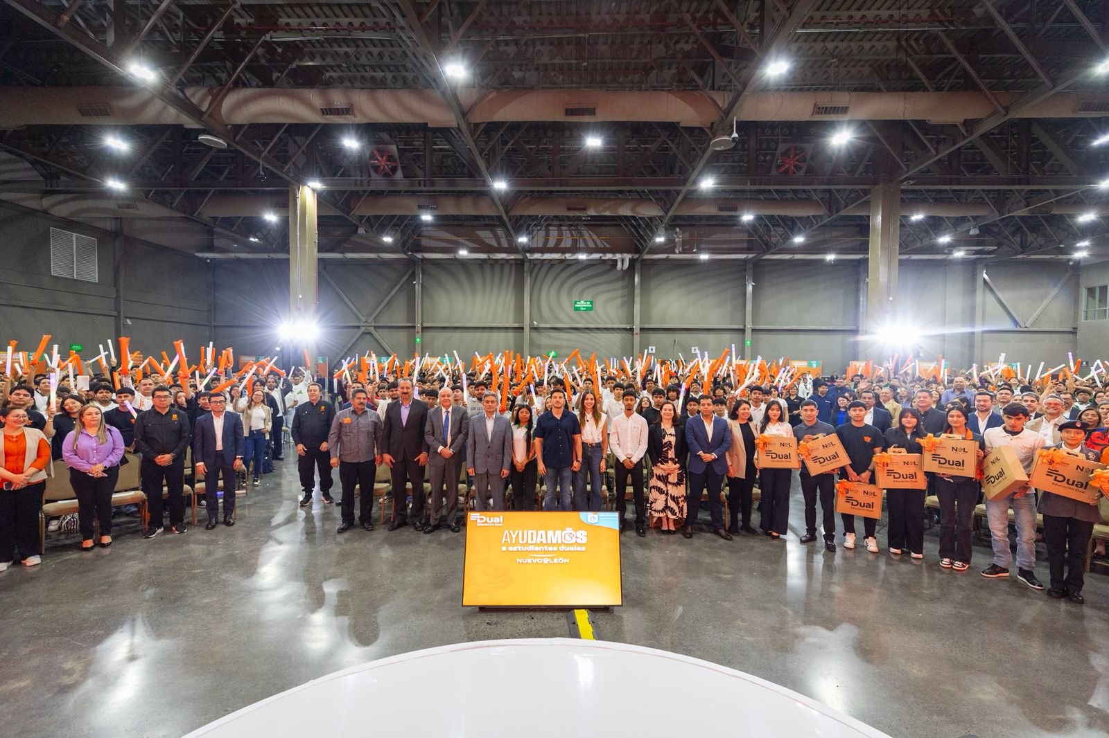 Entregan 2 mil laptops a estudiantes en Nuevo León