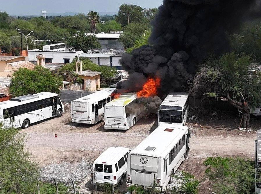 Consume incendio camiones urbano en Linares