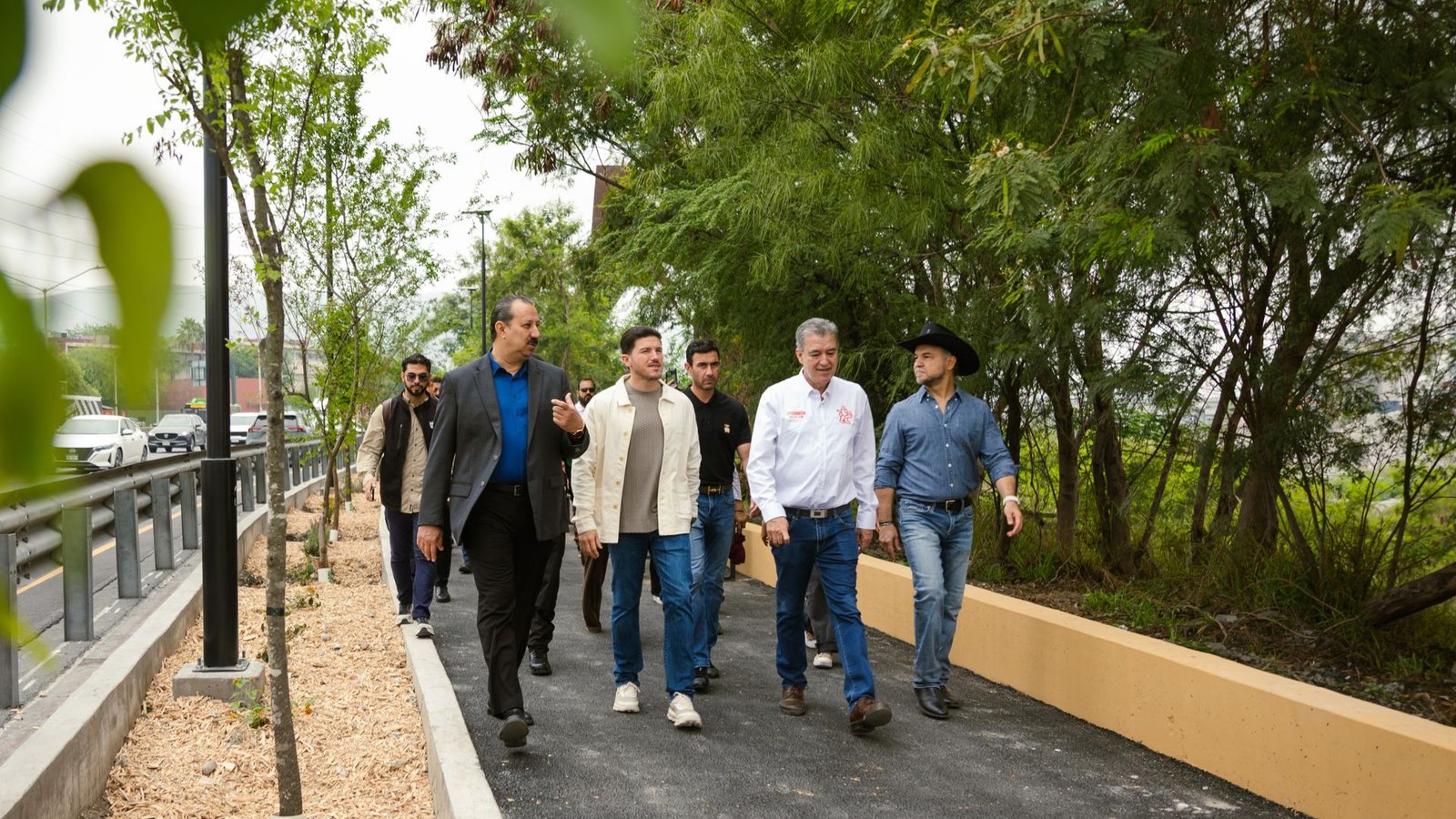Inaugura Samuel García andador peatonal en Morones Prieto rumbo al Mundial