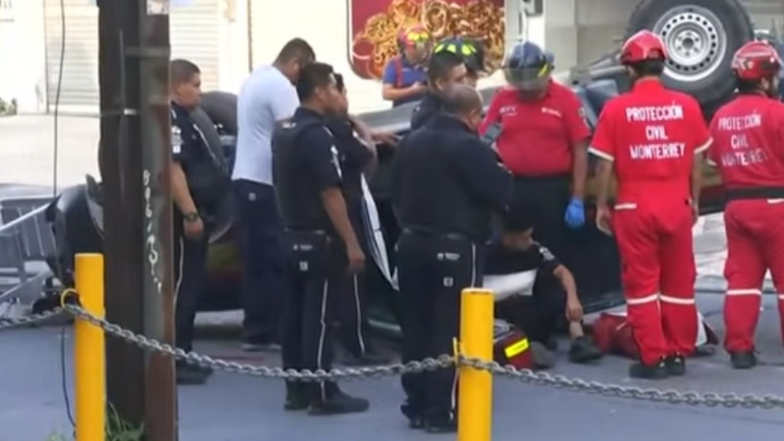 Vuelca vehículo de valores tras choque en el centro de Monterrey