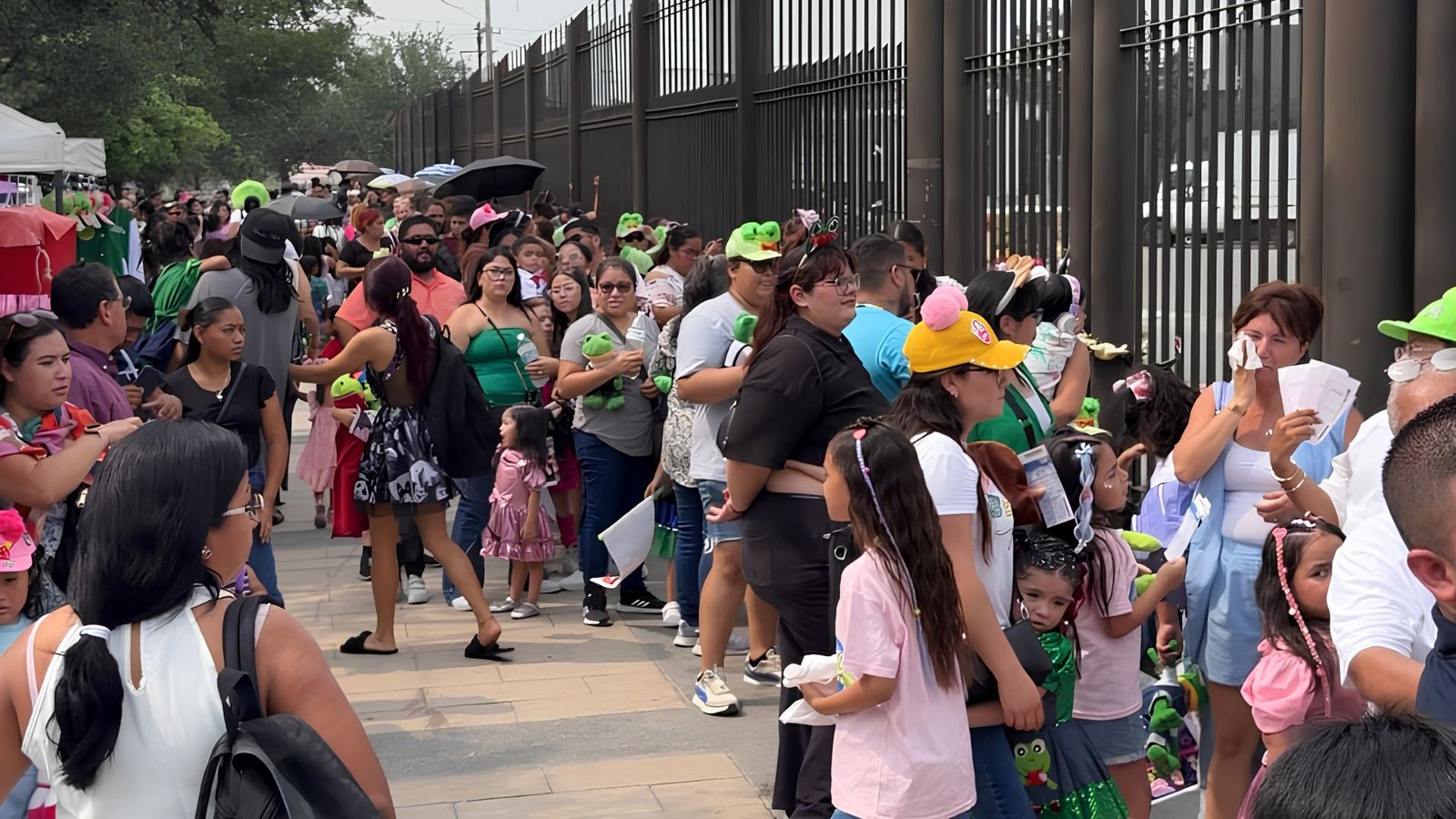 Largas filas desde la madrugada para ver a Lara Campos en la Arena Monterrey