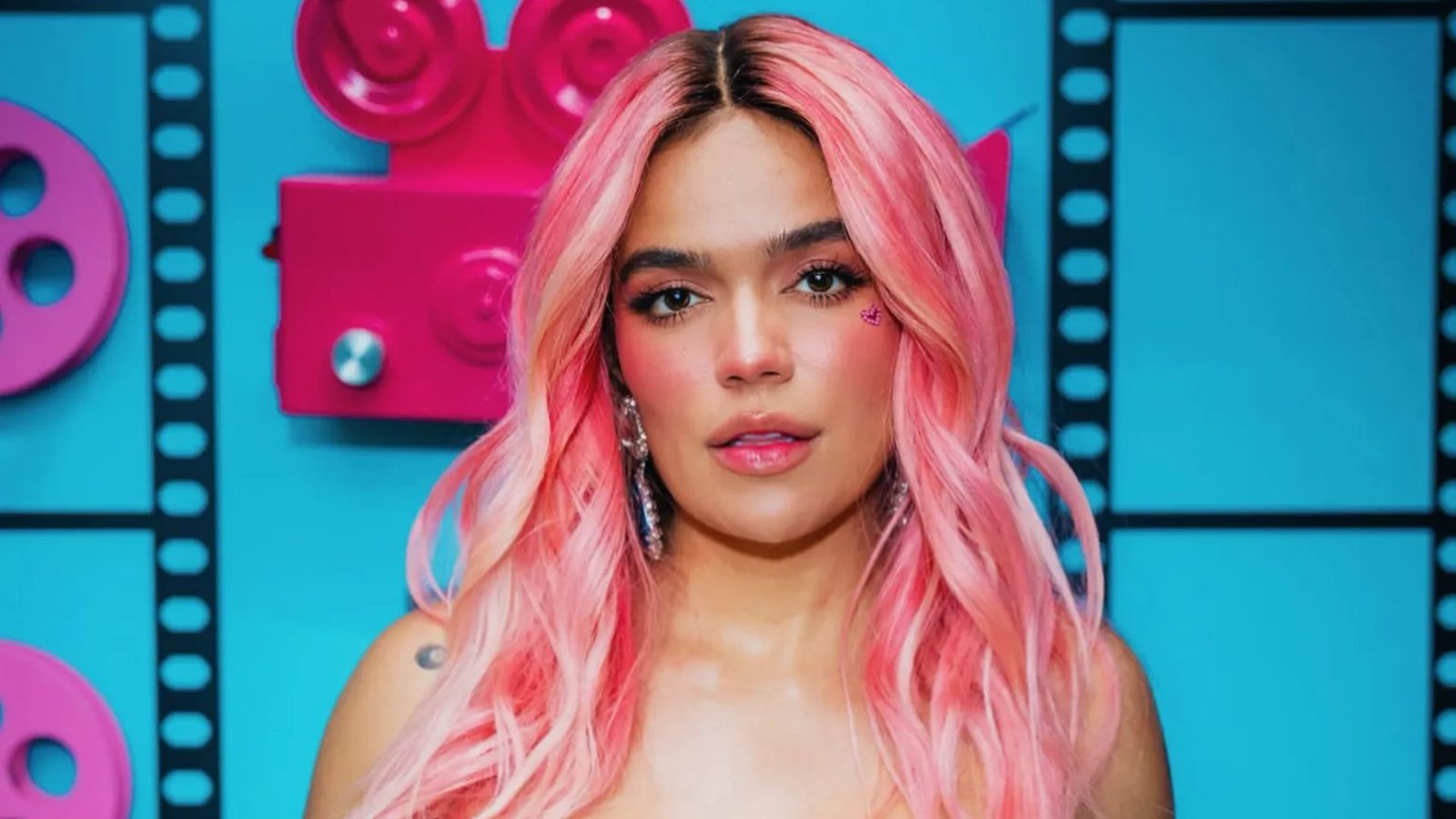 Karol G hace historia como primera latina en encabezar Coachella