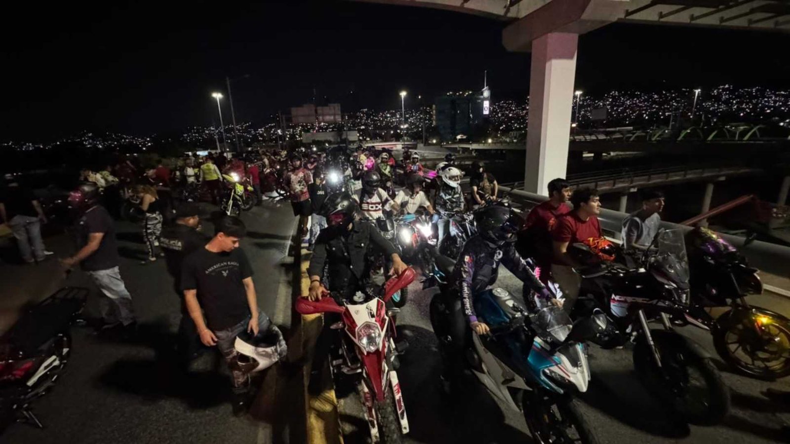 operativo motociclistas Monterrey Macroplaza madrugada”