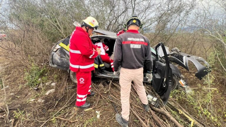 “volcadura Montemorelos auto Versa carretera”
