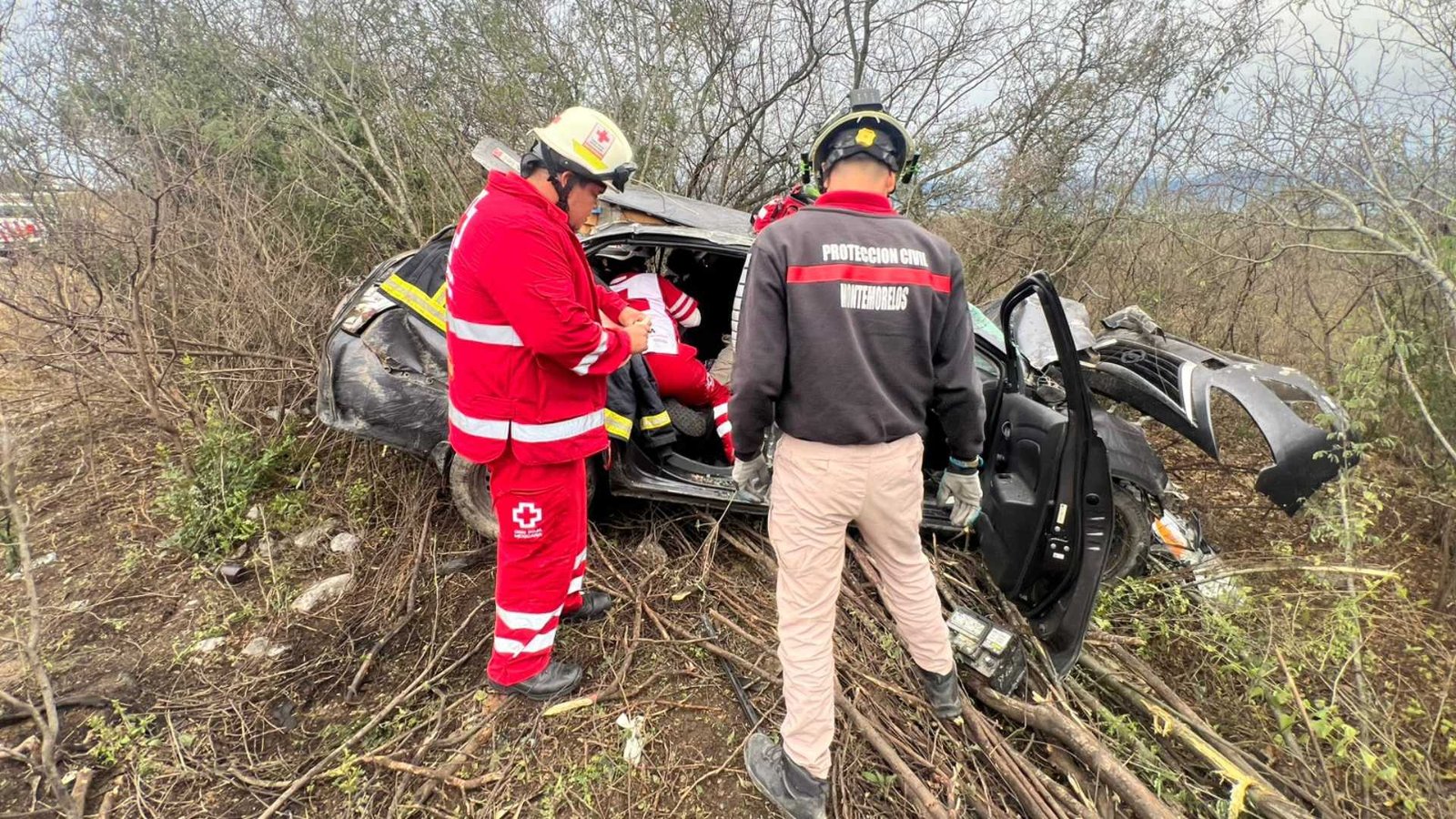 “volcadura Montemorelos auto Versa carretera”