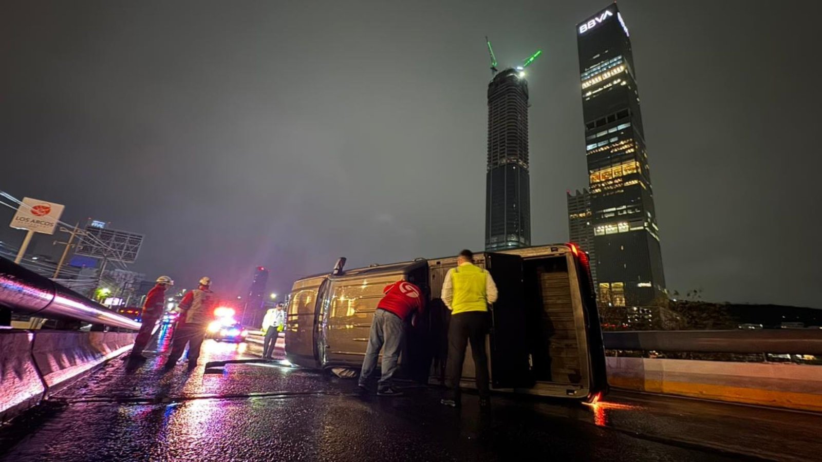 Volcadura en Morones Prieto provoca cierre vial en Monterrey