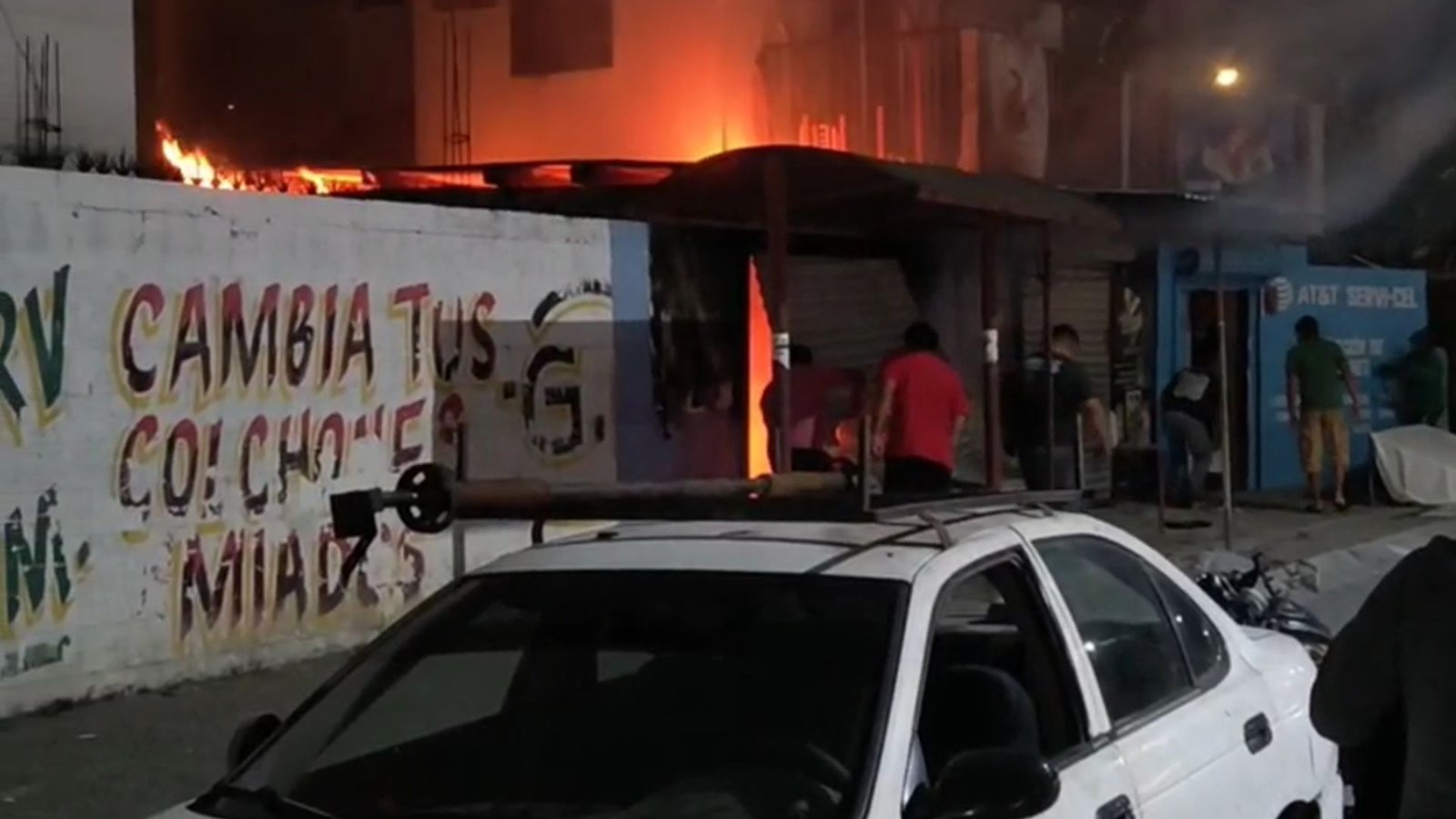 Incendio consume mercancía en boutique de Cadereyta; no hay lesionados