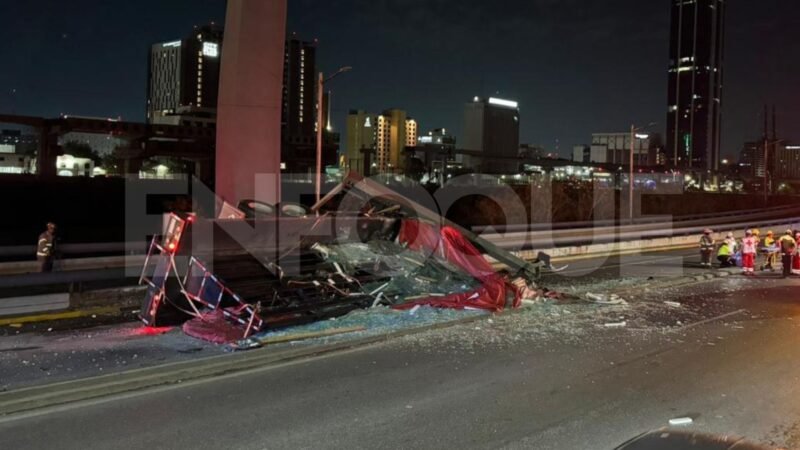 Vuelca tráiler con vidrio y colapsa Morones Prieto