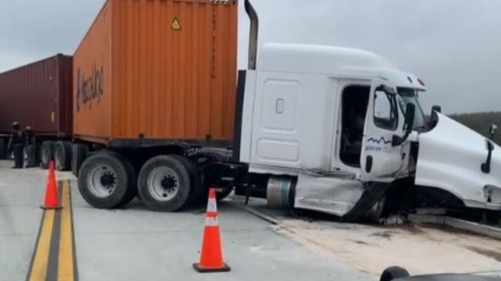 Tráiler se impacta en el Periférico de Cadereyta