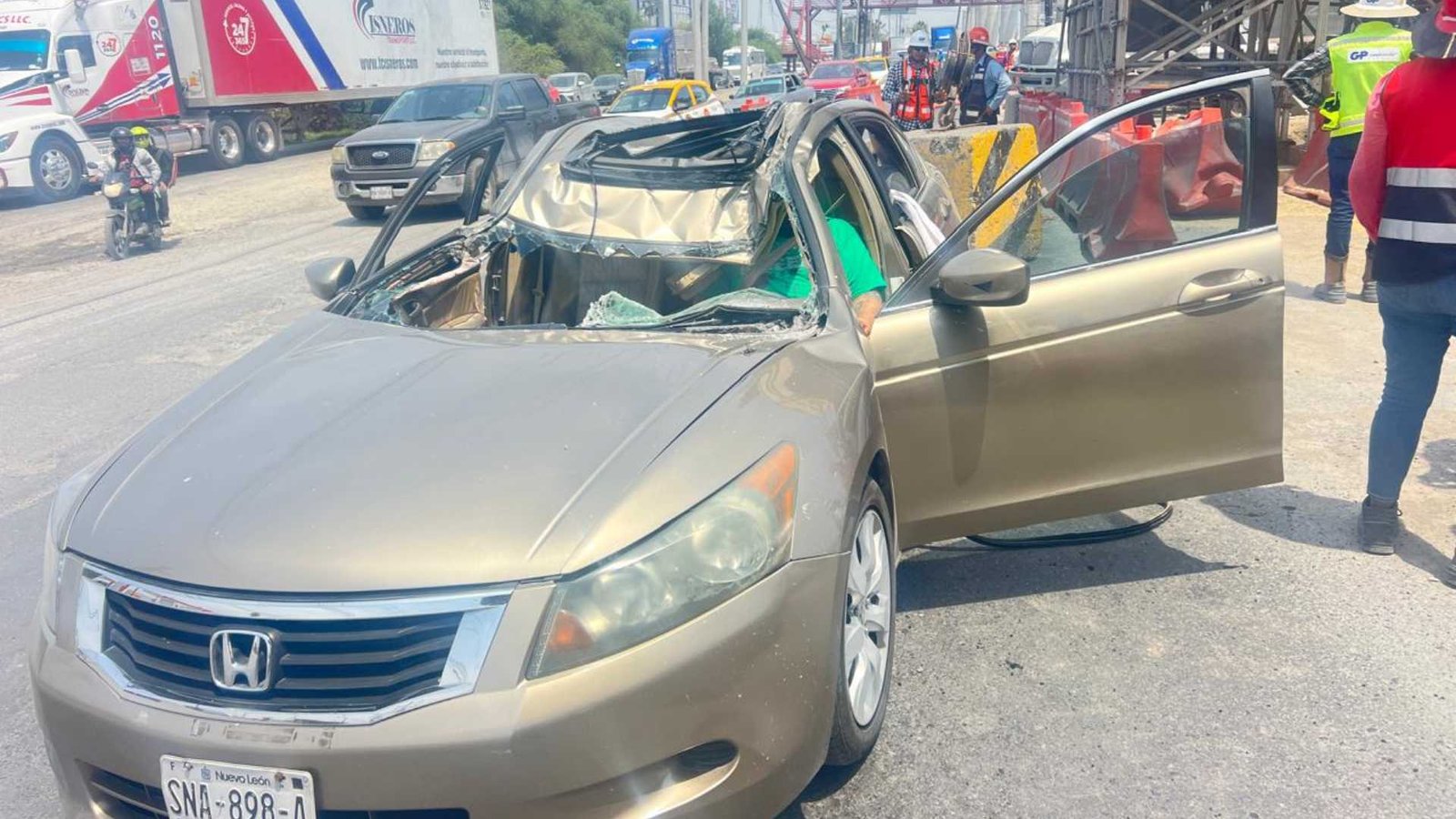 Cae estructura de obra de la Linea 6 del Metro y hiere a conductor en Apodaca