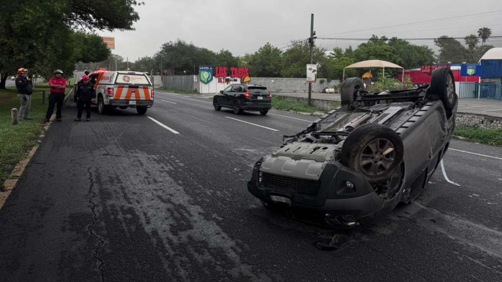Volcadura en Carretera Nacional deja dos lesionados