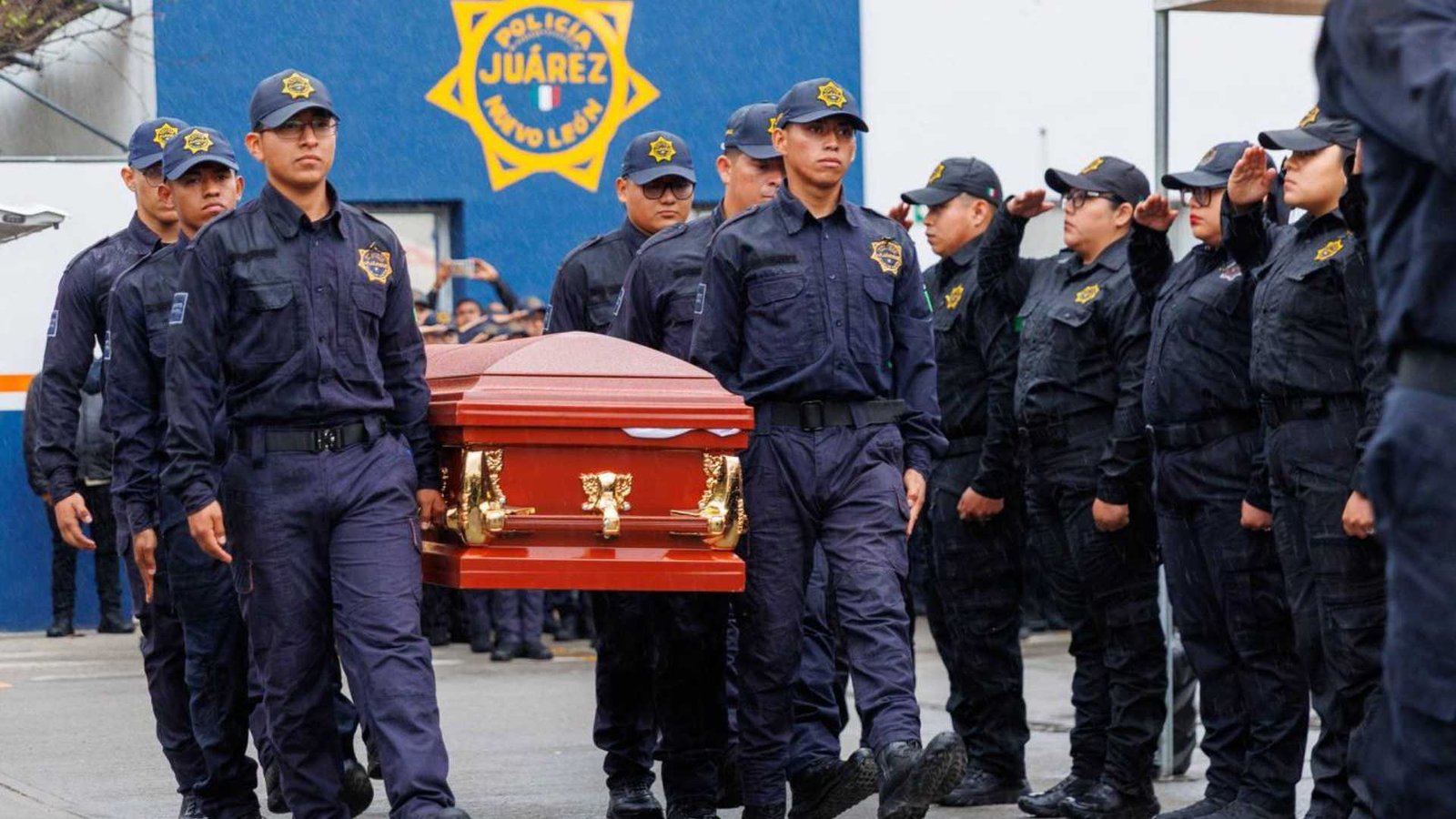 Rinden homenaje a policía caído en Juárez, NL