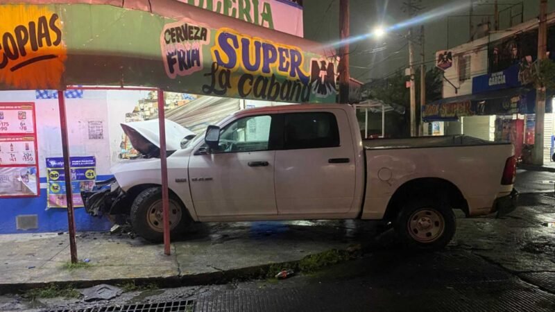 Camioneta se estrella contra depósito en Monterrey