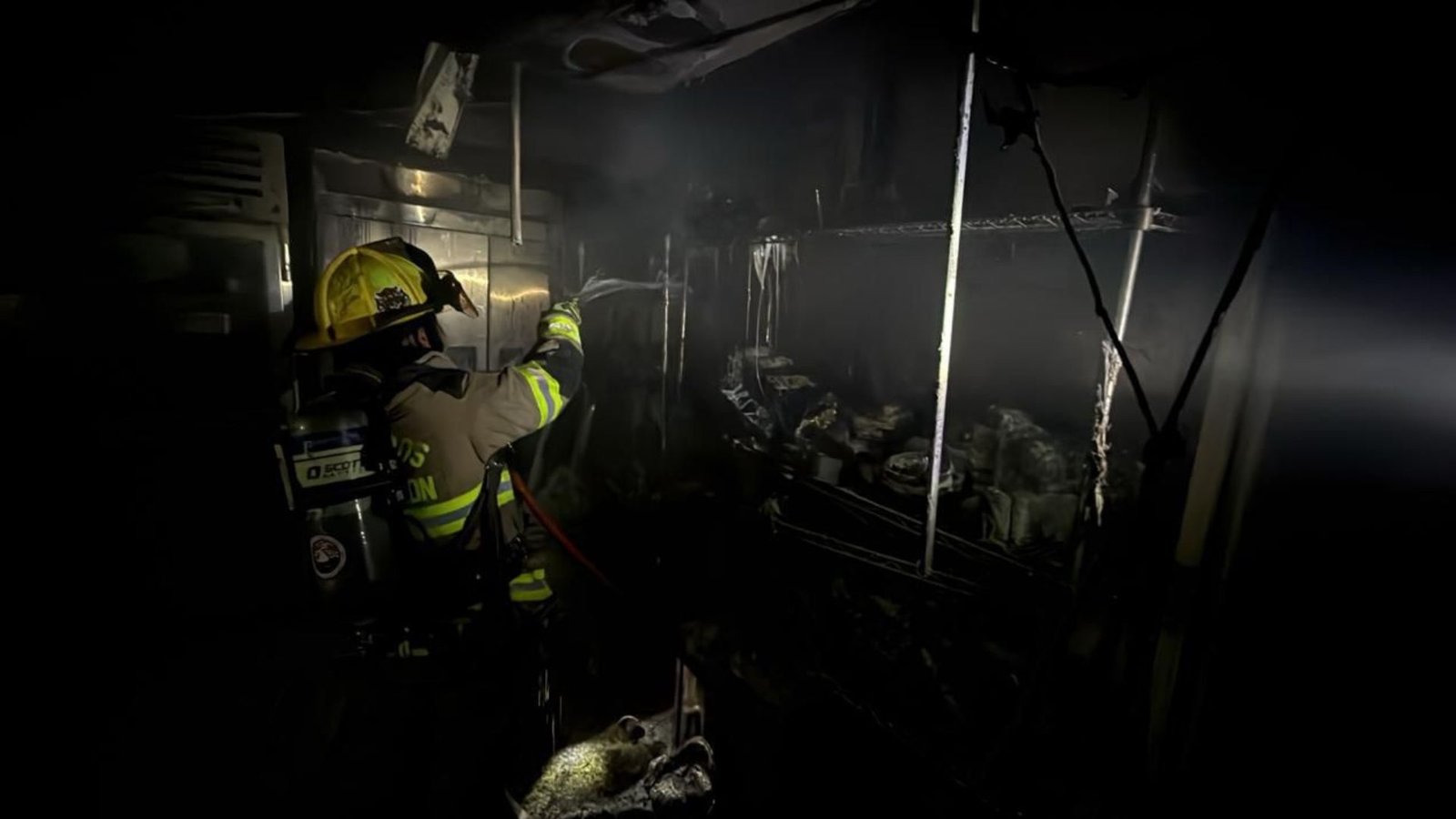 Se incendia restaurante en San Pedro; reportan intoxicado