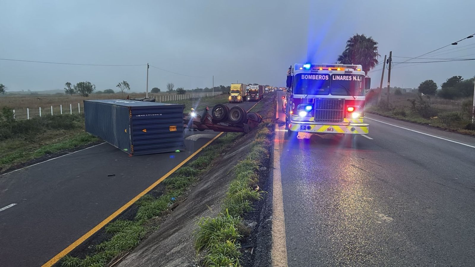 Vuelca tráiler y bloquea la Carretera Nacional en Linares