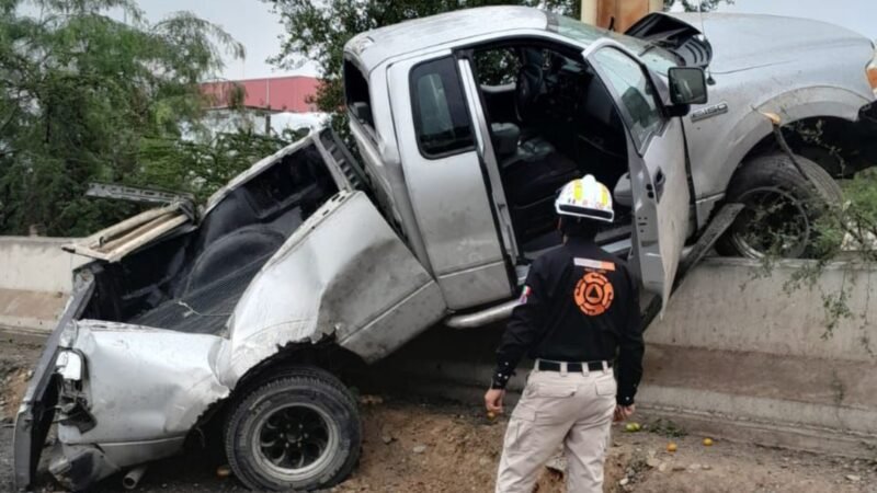 Camioneta choca contra muro y conductor huye en Escobedo
