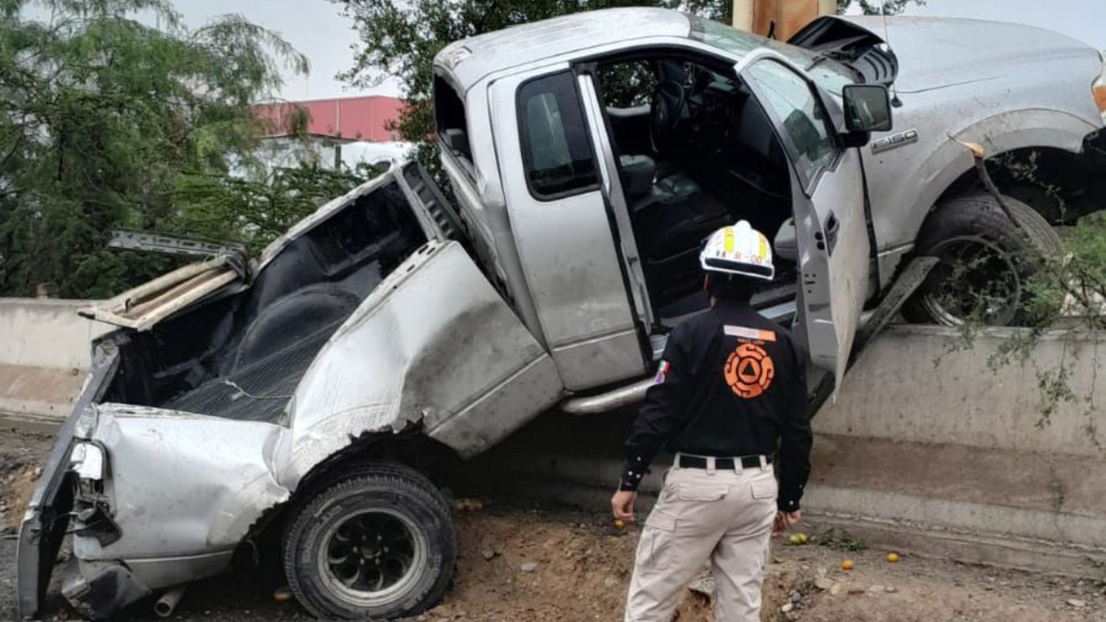 Camioneta choca contra muro y conductor huye en Escobedo