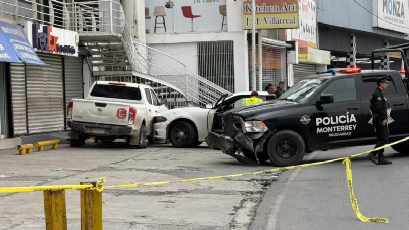 Roban auto y chocan patrullas en Monterrey