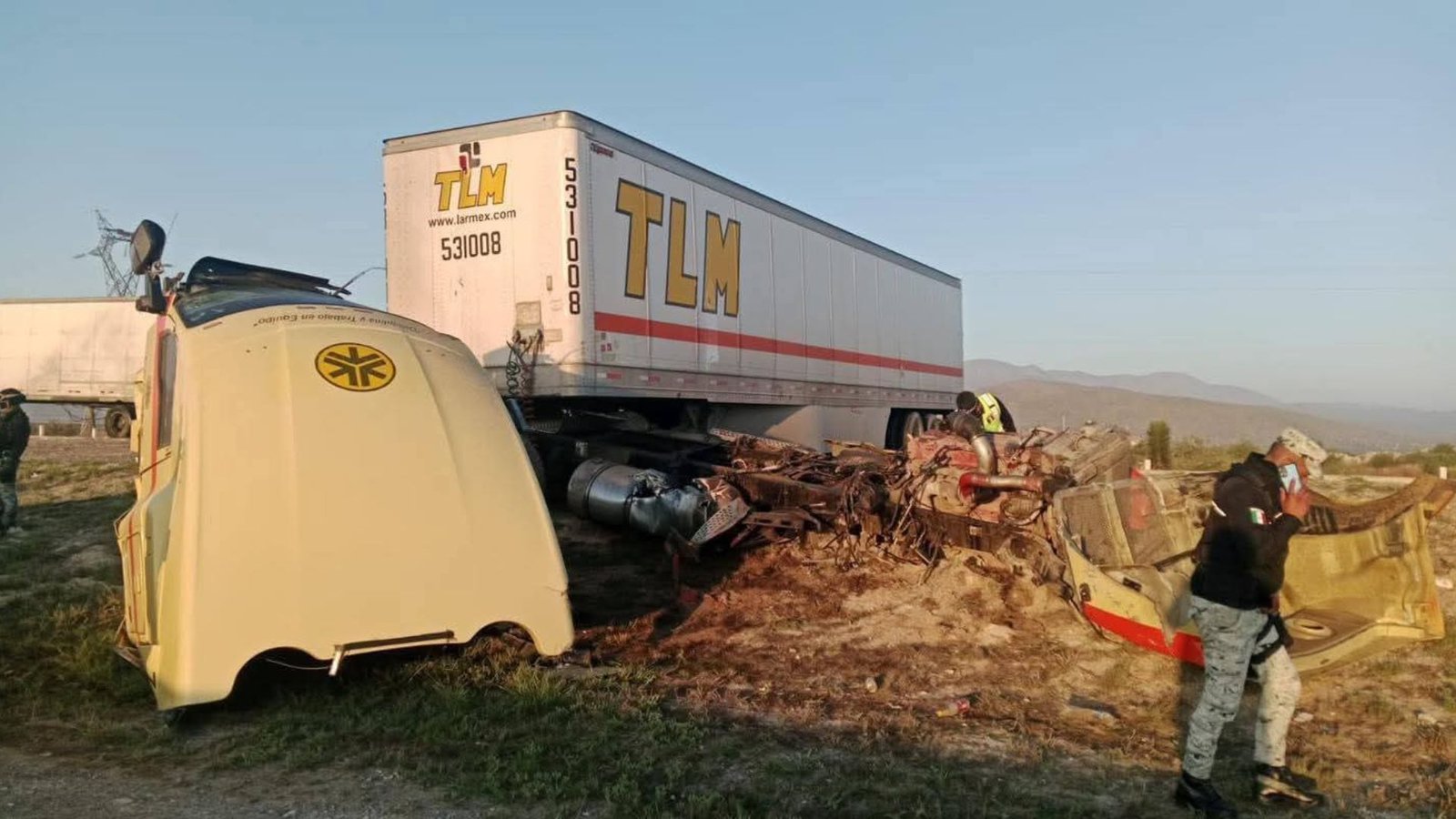 Vuelca tráiler en Galeana y afecta la vialidad