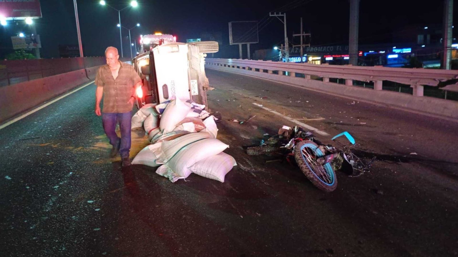 Choque con tráiler deja volcadura en El Uro, Monterrey