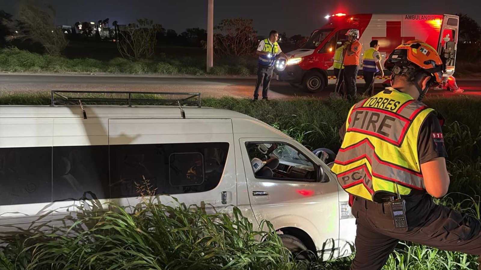 Volcadura deja a dos lesionados en avenida Miguel Alemán, Apodaca