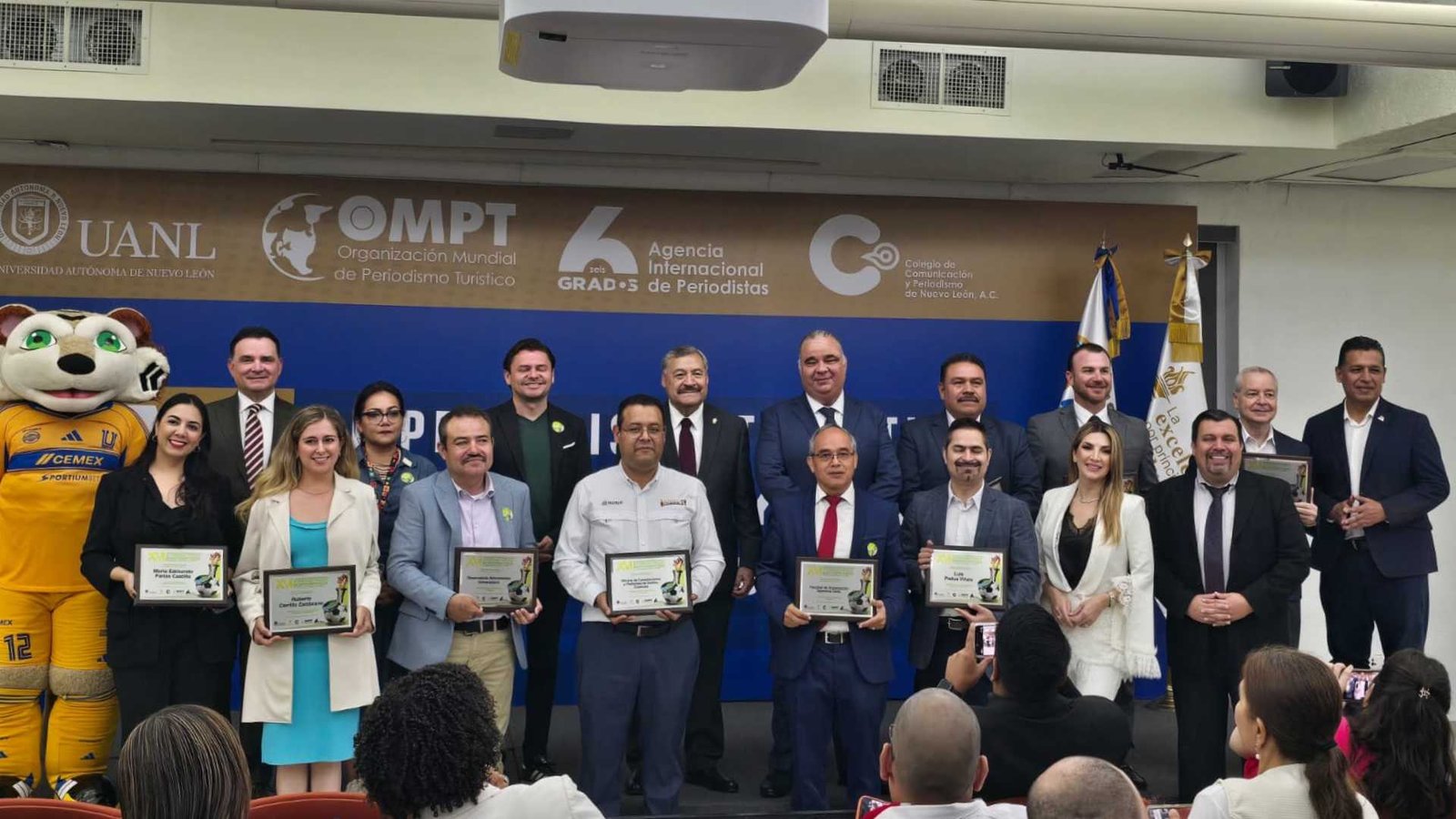 UANL reconoce a periodistas en Congreso Internacional de Turismo 2026 en Monterrey