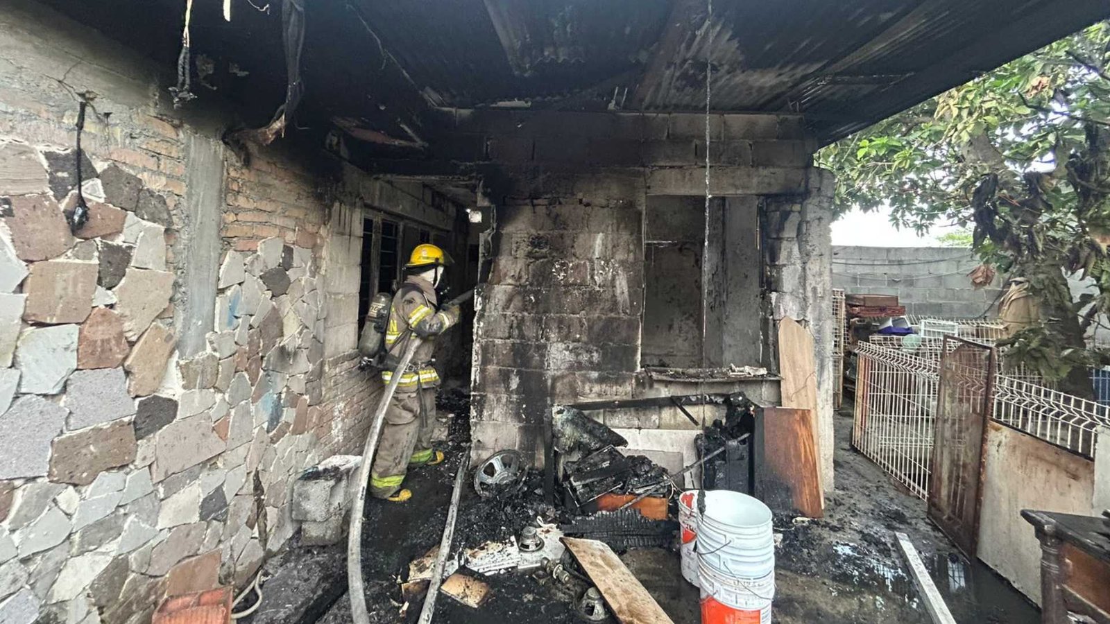 Veladora provoca incendio en vivienda en Monterrey